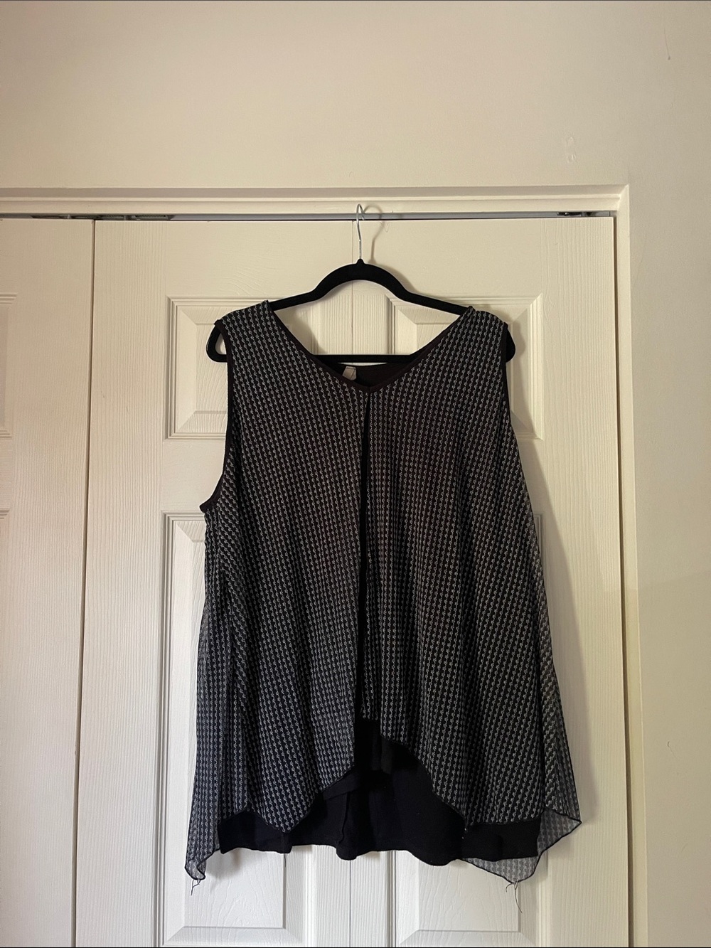Sleeveless Black & White Patterned Swing Tank Top